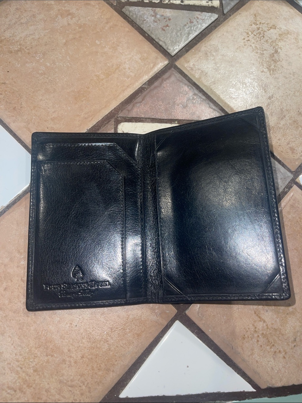 FOUR SEASON CANARY WHARF PASSPORT HOLDER - leather